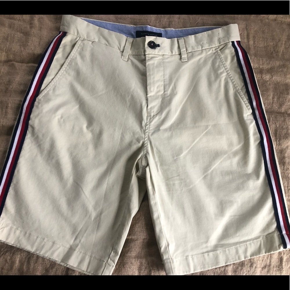 TOMMY HILFIGER mens 31 SHORTS racing stripes down sides FLAT FRONT Chino Khaki